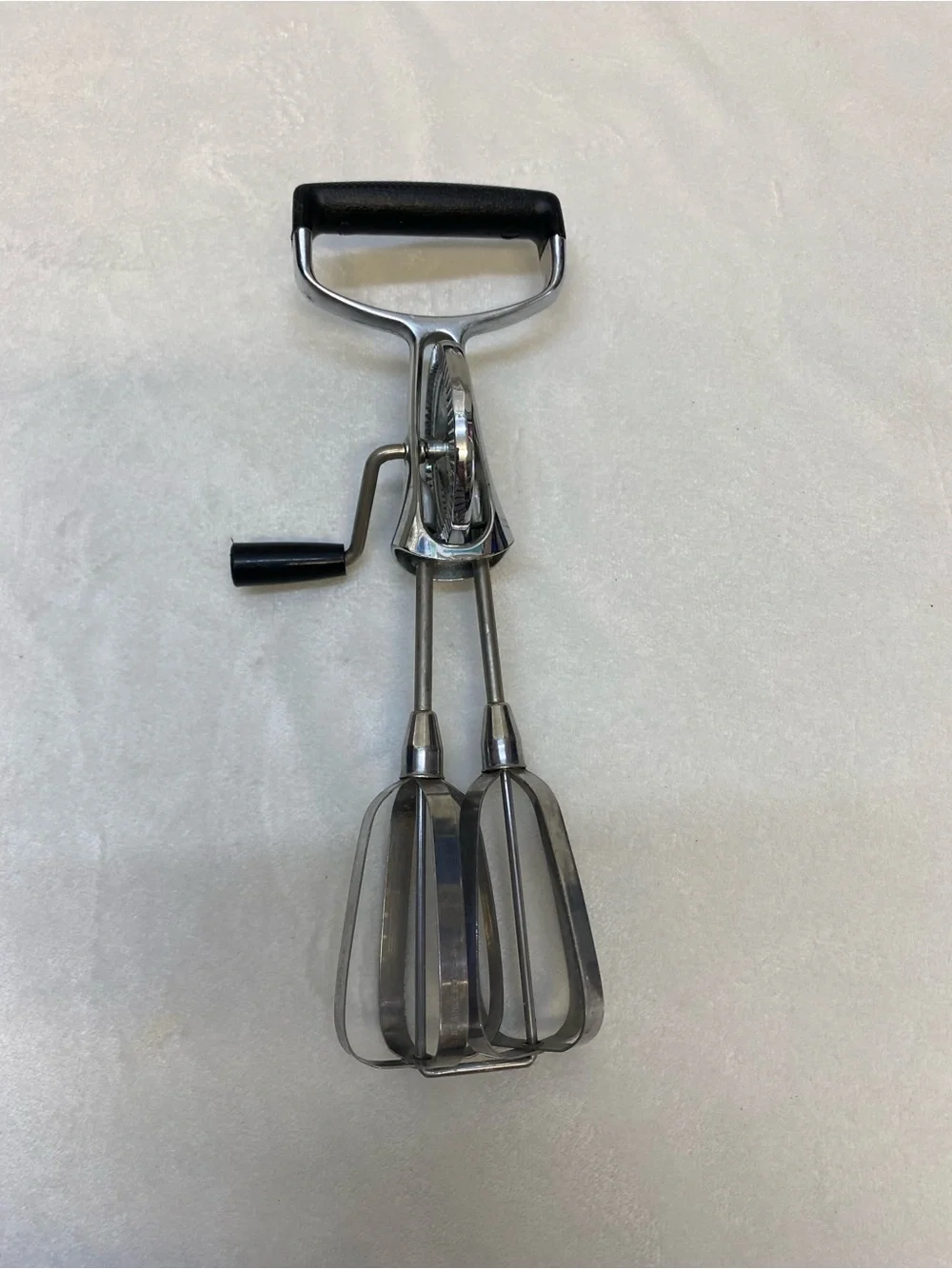 Vintage MAYNARD EGG BEATER HAND MIXER CREAM HANDLE ROTARY UTENSIL Works Great